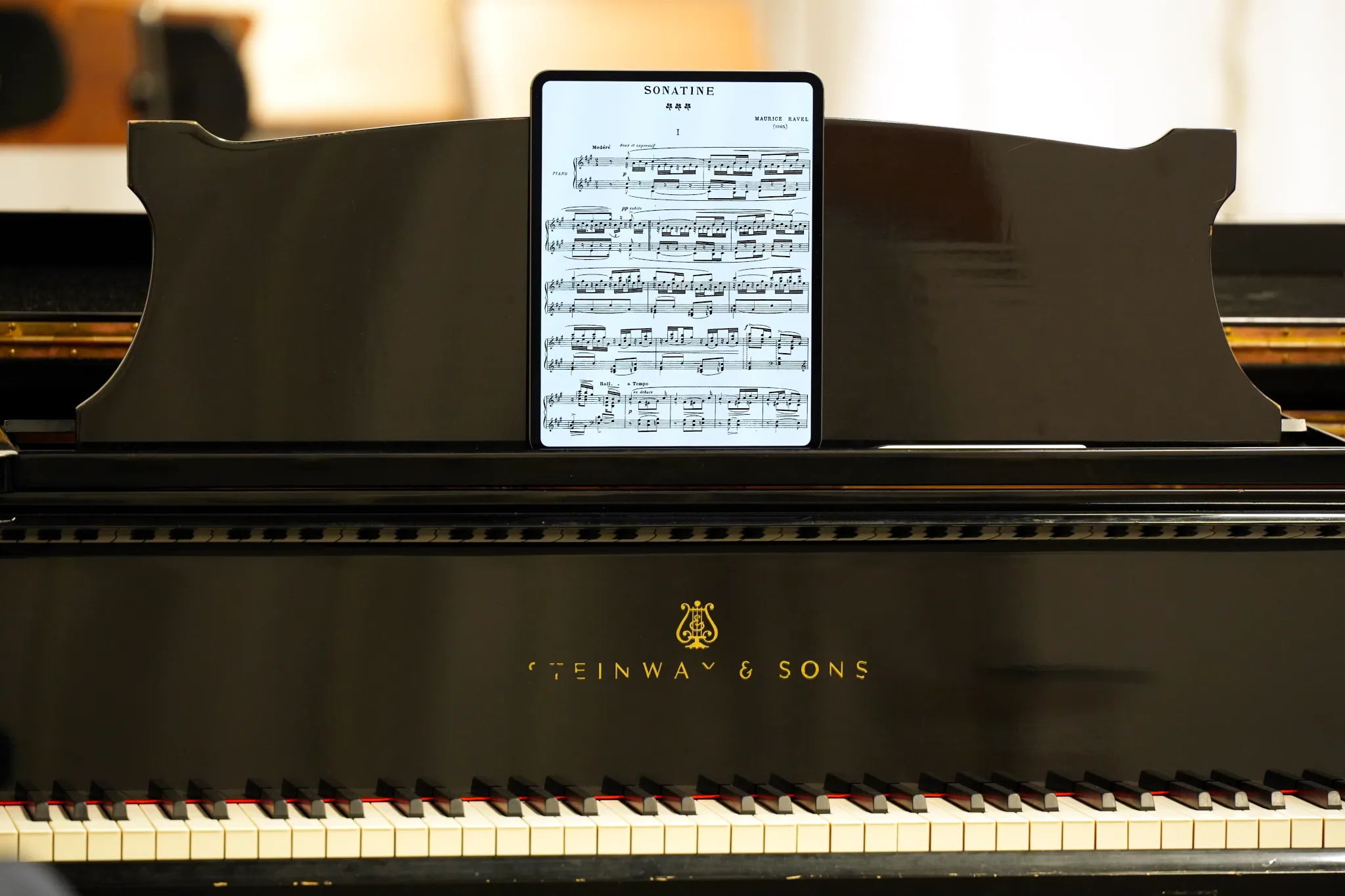 Partitions de piano sur un iPad Pro, sur piano à queue Steinway