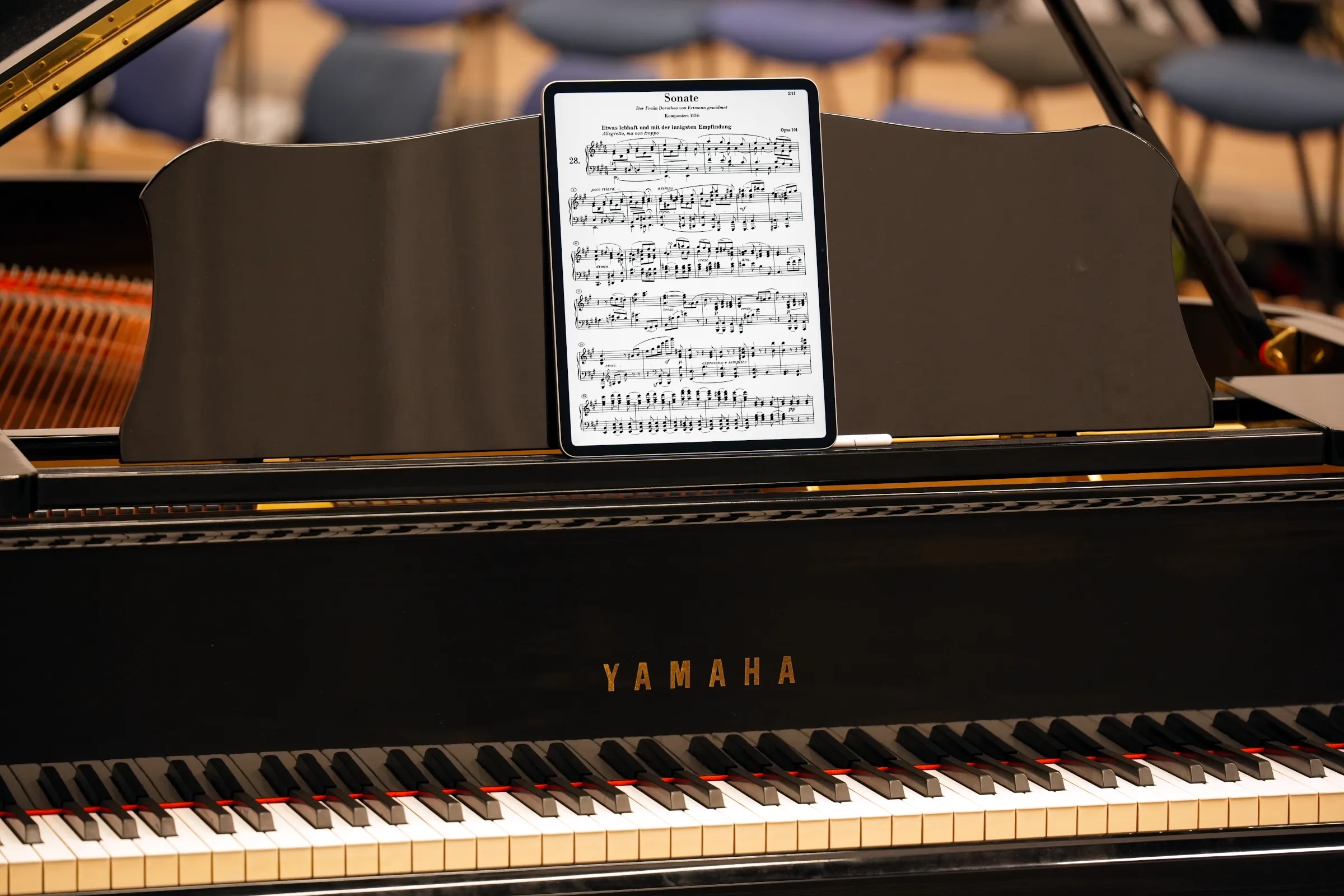 Partitions de musique sur un grand iPad Air de 13 pouces, sur un piano à queue Yamaha